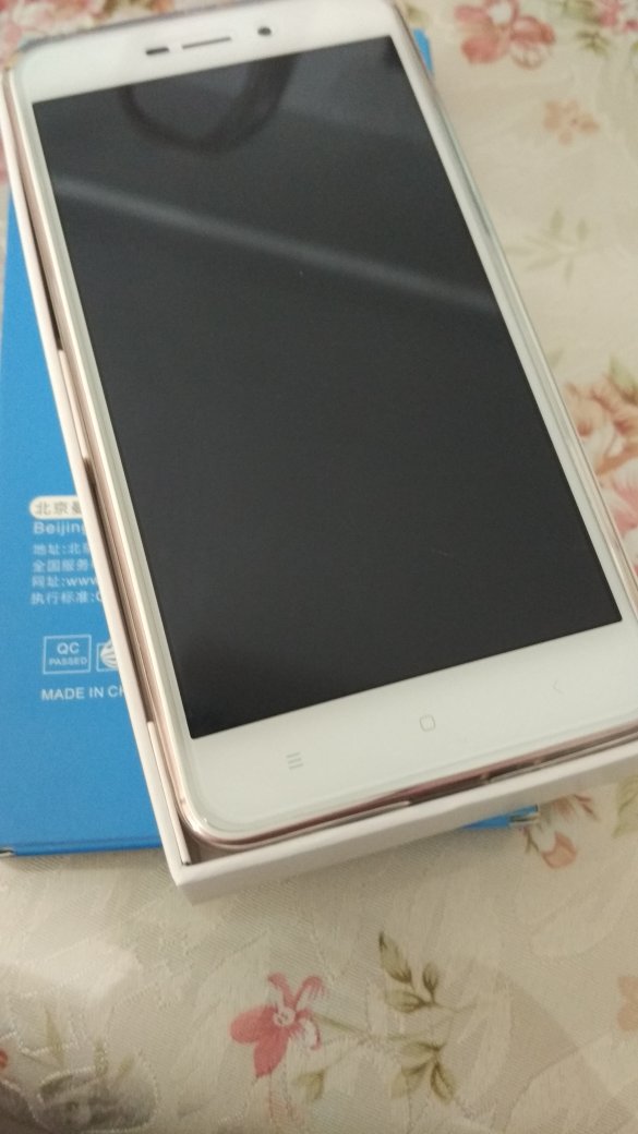 很好的钢化膜,贴合度非常好,孔位准确。只是快递这次太不给力了,2月17日下单,23日才收到,原本等着用的,所以下单前特地咨询客服,肯定的回复说20日前一定送达,结果耽误那么多天,影响了原本的送手机给长辈的时间计划。打包这次挺好,用纸盒包装,没有直接塑料袋套着就发了,很好!