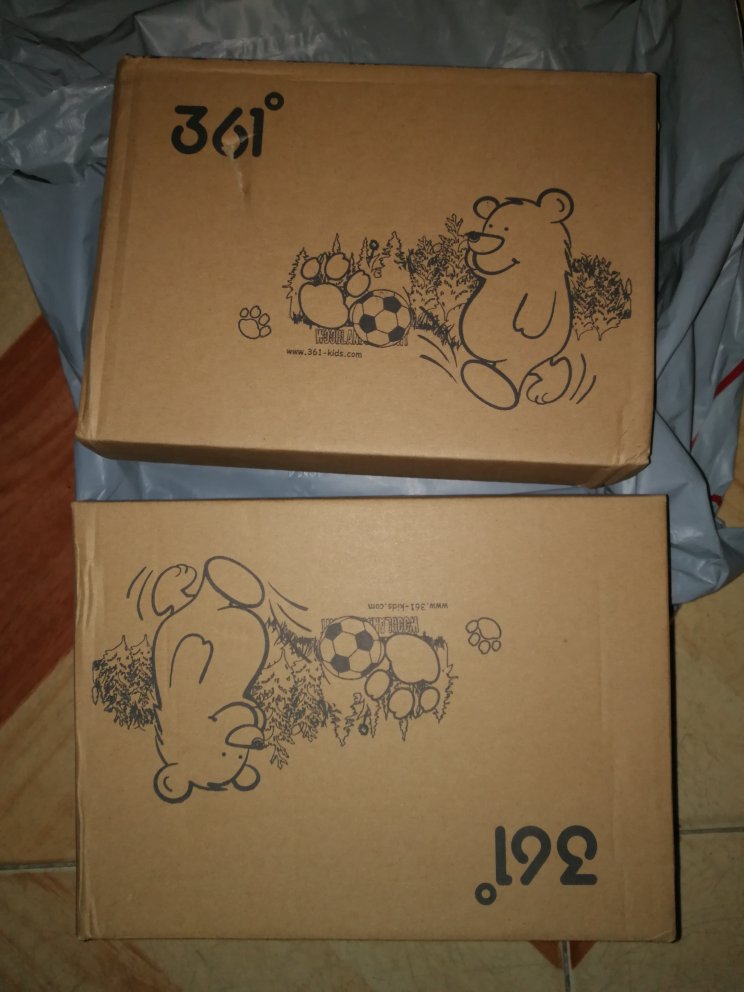 鞋型偏窄身,要买大一些。不是橡胶底,雨天可能滑。秋鞋。活动搭单买的。