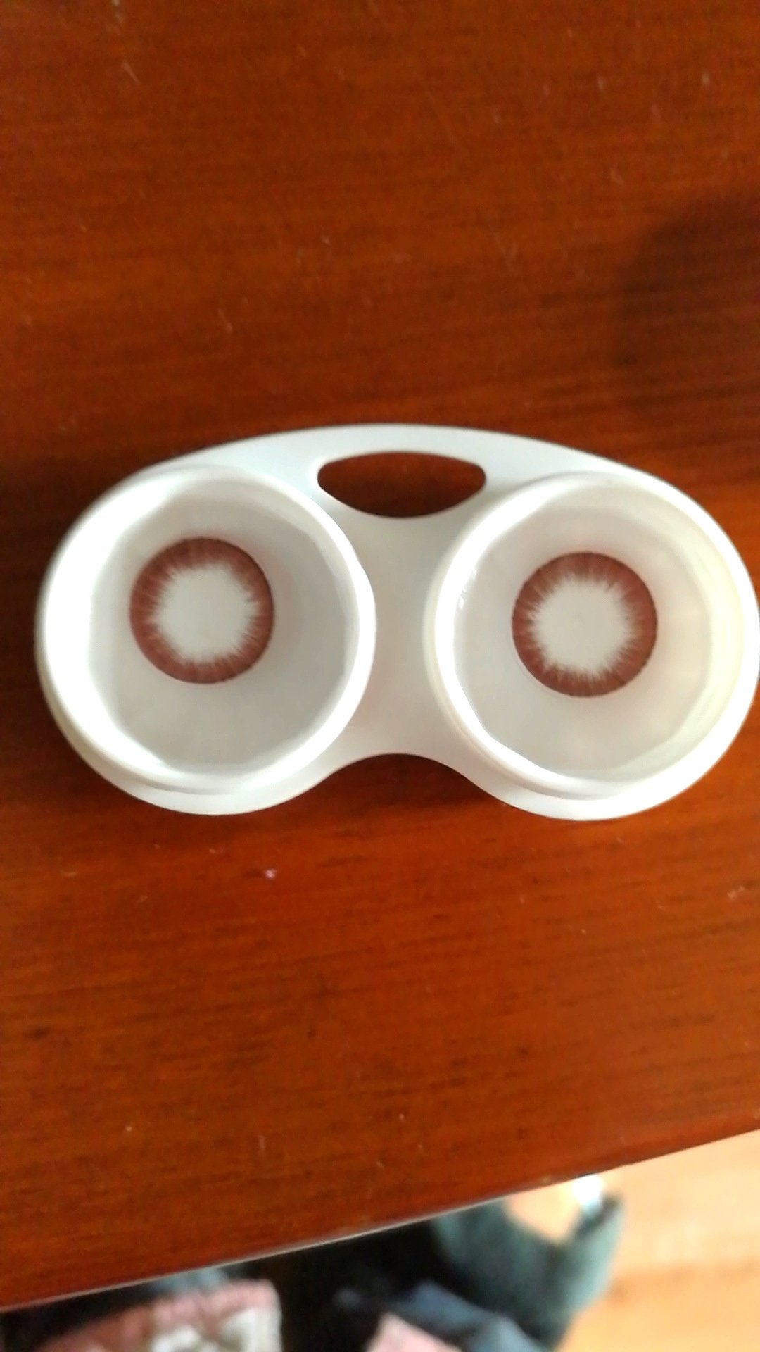 戴了多年的隐形眼镜,自己感觉这个牌子比其他牌子的都好戴,戴上舒服,没有异物感,不滑片,不过如果没有特殊情况还是尽量减少佩戴时间的好。戴上隐形眼镜,化个淡妆整个人都精神了,美美哒。另外超喜欢的物流就是快呀!
