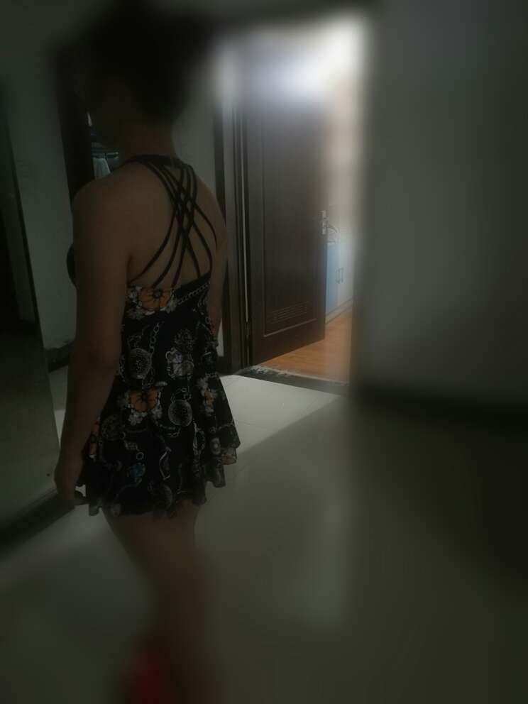 穿了一阵子了,也去泡温泉穿了,质量很棒不掉色不变形