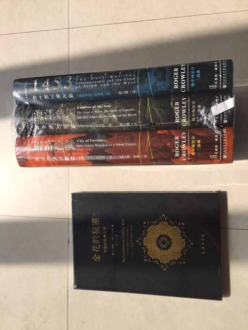 何为“贵族”?贵族不只意味着一种位置和头衔,更是一种文化和品位贵族,以承袭原则为基础,致力于习俗的传承从而延伸某一特权的历史。然而,时至今日,法国贵族对独树一格和卓越品质的追求是否仍有意义?还是与当下颂扬的社会公正和追求平等的主流文化背道而驰?为了理解这一看似业已失去官方地位的“阶层”如何适应他们身边的社会和文化,二十五年以来,历史学家埃里克·芒雄-里高收集了各种资料,并不断接触、观察、访问名门贵胄。在抵抗和妥协之间,法国的贵族依旧在继续着某种传承。尽管他们的家族是一段必须维护的集体记忆和共同历史的守护者,然而他们的传承却超*了纯粹意义上的家族。《贵族》一书,既是社会学论著,又是历史研究,不仅带领着我们去认识这一特殊的社会群体,也吸引着我们去领会它和整个社会之间的关联,而这又间接地揭示了我们和历史的关系。