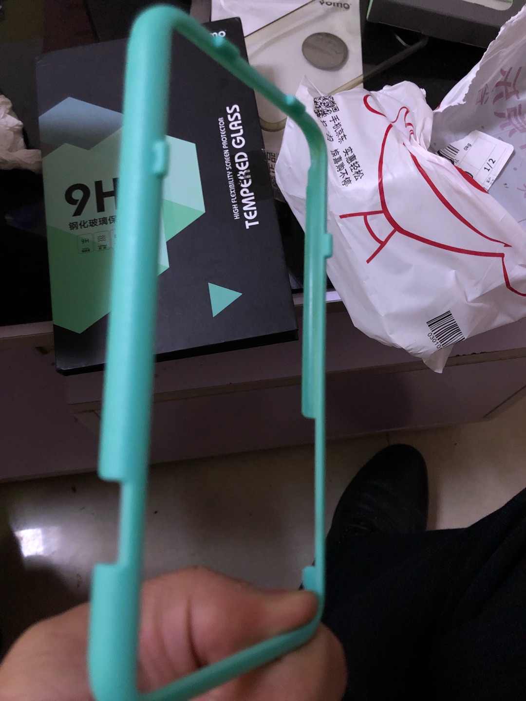 保护膜很好,有点淡蓝色。送的贴膜神器也不错