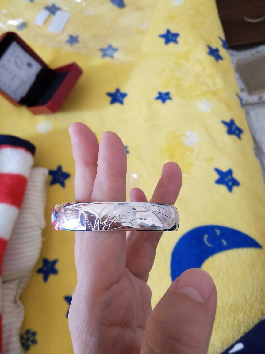 过年给妈妈买的礼物,这款主要相中了它简单大方这一点,花色只占一小部分,其它大部分都是打磨的光面,给母亲带是可以的,不要太复杂的花色,复杂的花色适合年轻人带,总体还不错,价格也可以,希望是纯银,不过有检测的卡片