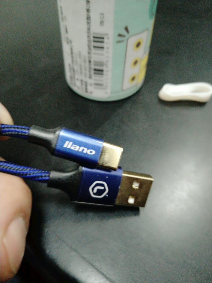 虽然包装简陋点了,线材也简单,束线带也没有,只有一个简单的皮筋,但还是好用够用,支持一加的快充,充电数据与一加原机线一致,好评吧,放车上用的