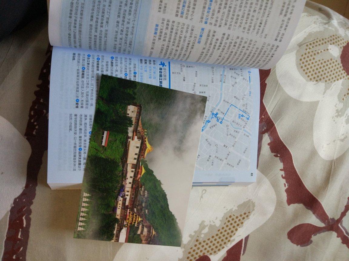 打算去一趟川西和西藏,所以先买大名鼎鼎的lonely planet的旅行指南来研究研究。内容非常详实,而且实体书看起来比网上的攻略要直观很多。赞!