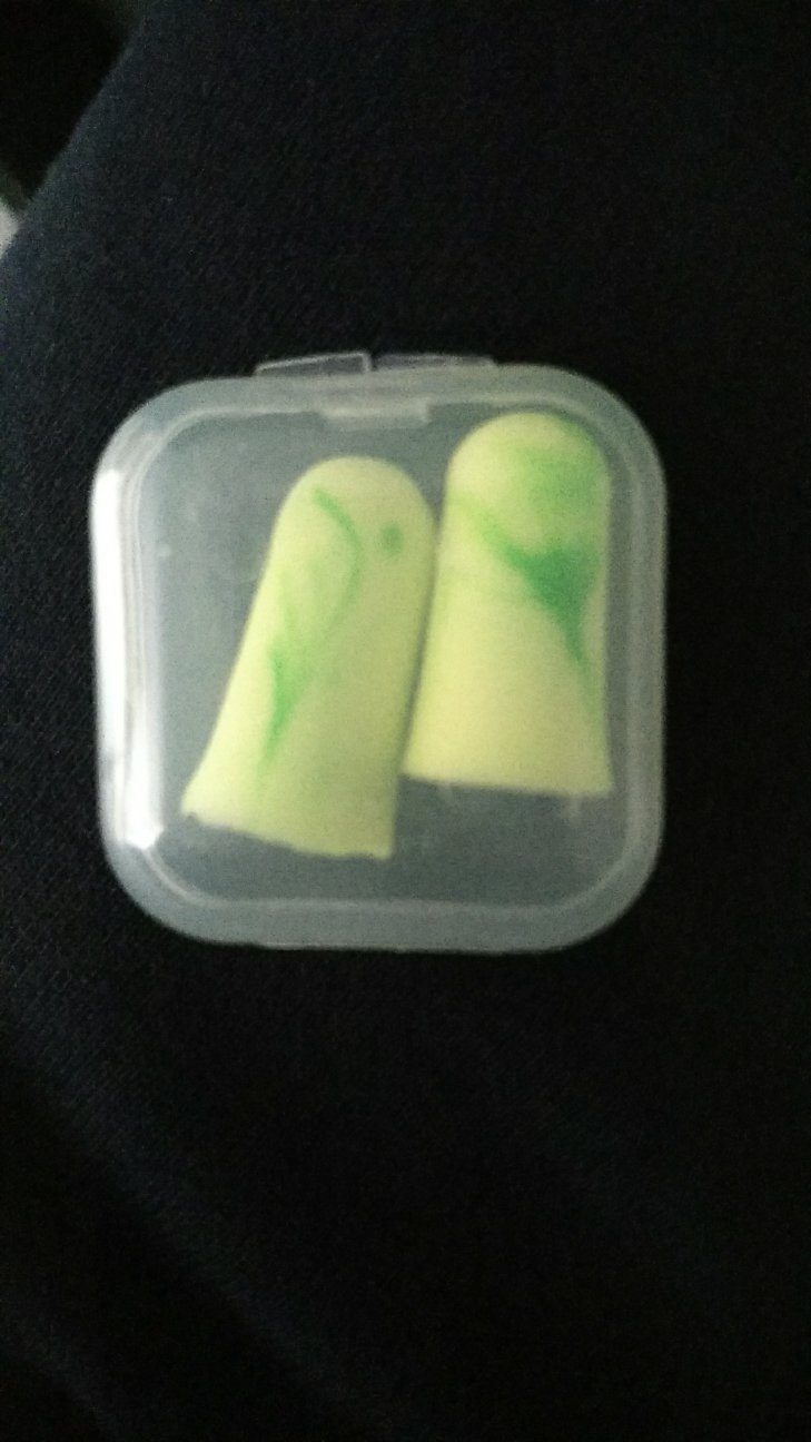 耳塞挺好看的。喜欢喜欢喜欢。喜欢这个颜色。包装也不错。