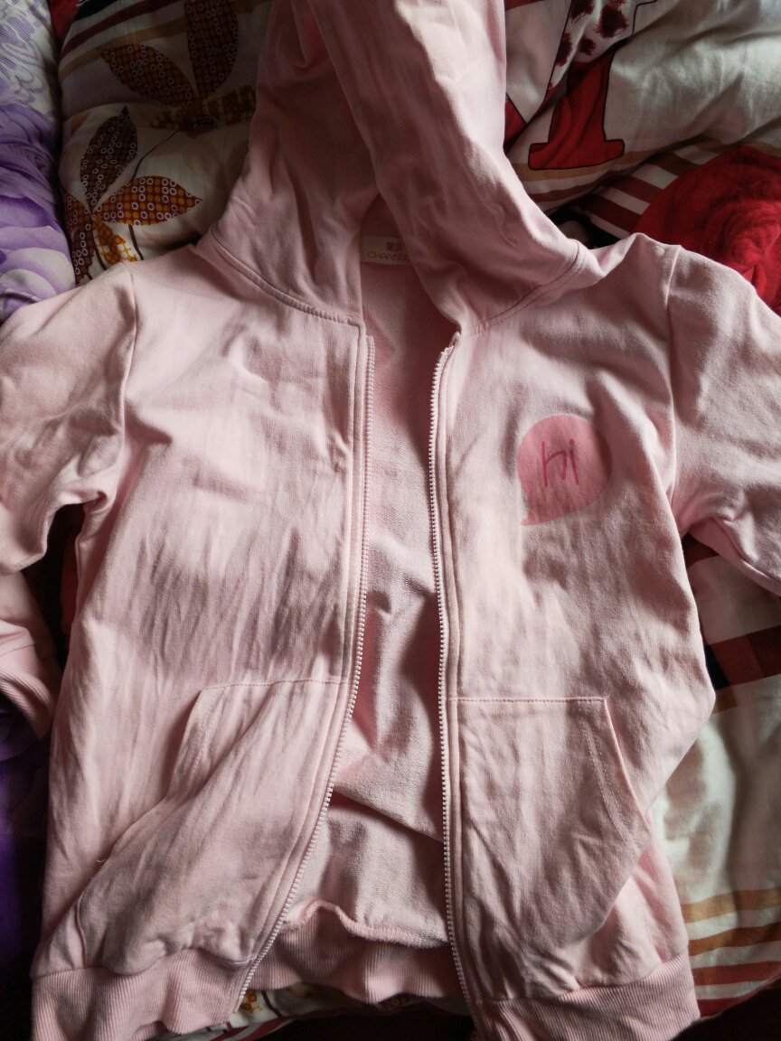 衣服质量和面料不错,就是价格上有点贵了。