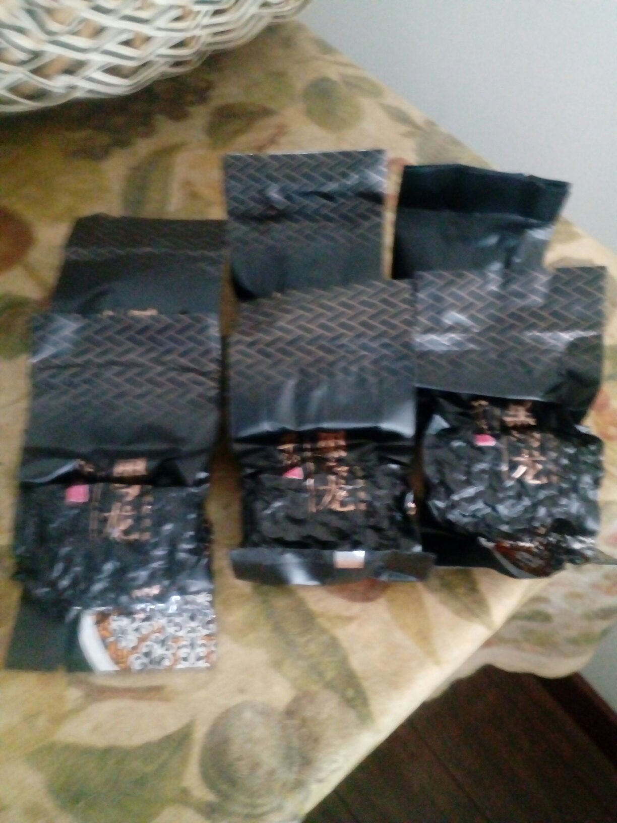 物流很给力,收货快,包装完整,第一次喝黑乌龙茶,味道还能接受。