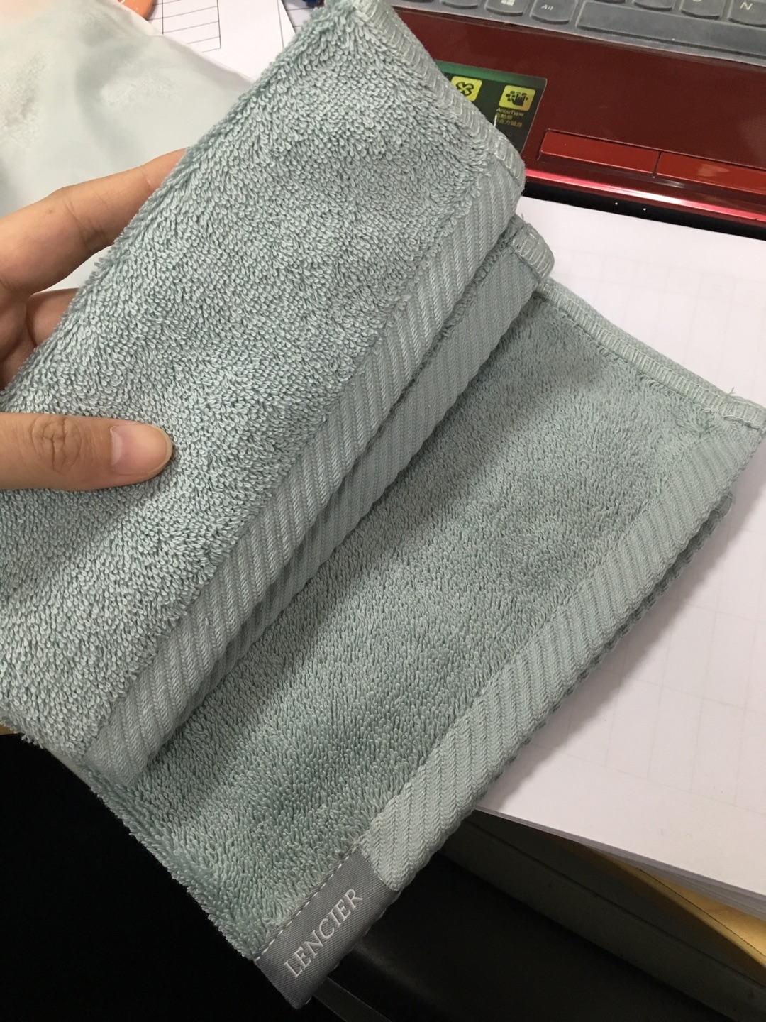 大批量采购的,本来还有点担心,但是质量完全没让我失望呀,哈哈,很厚实,酒店级品质,发货也快,没有一条有瑕疵,非常满意