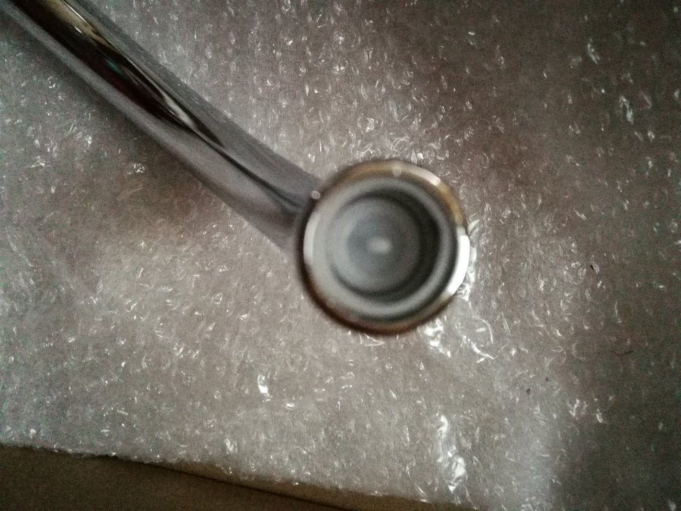 首先赞下客服的服务,实在是太令人满意了!水龙头到手就发现出水口少了滤网,联系客服立即补寄(虽然还没有收到,呵呵)。之后到婆妈家帮婆妈安装,我是怎么装冷水口都是漏水,再跟客服联系,二话不说帮我换新,就在换新单下好后,我尝试再安装一次,不漏水了,因此跟客服再次联系取消换新单,客服不厌其烦的都帮助处理好了!其次赞下宝贝,虽然有少部件,但宝贝看像还是不错的,就看后续使用状况了。第三赞下快递,虽然雪天天气不好,但依然没有耽误,第二天就到货了。