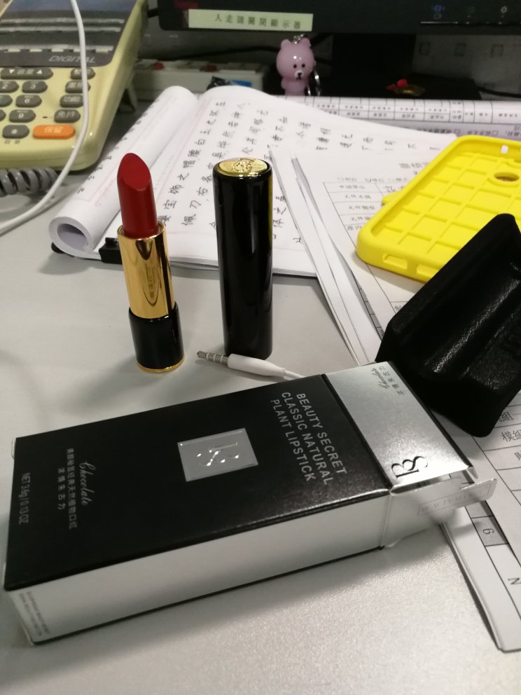 还是很喜欢的,如果不涂打底的唇膏,涂出来的颜色就会有点显老,涂打底的唇膏后,就很轻薄,很喜欢的,多多少少还是有点掉色,能接受,,快递员辛苦了