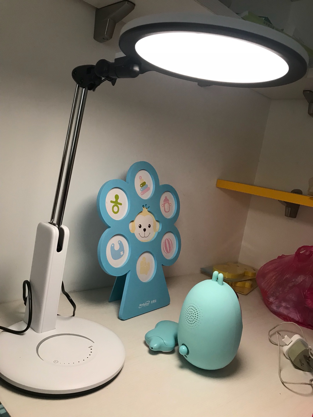双11活动,下单,用了一段时间才来评价,感觉是比较高档的一款灯了,看灯头就知道,特别重,就是灯头需要用旋钮旋紧、这个总怕会掉下来的感觉。触摸按钮调节开关亮暗,很灵敏,灯发光面积很大,照明范围内都很均匀,可以给书桌一个安心的照明!