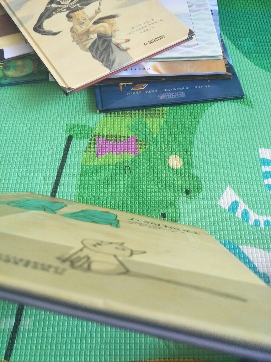 一下子买了这一套拉美作家系列的童书绘本,画风都很奇特,文字一部分是译,还有几本是译创,让孩子也见识一下外国风情,加上五折的活动价,不错不错