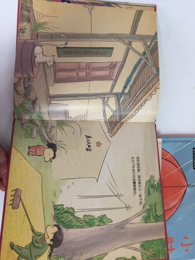 影响两代人的睡前故事经典,入选日本图书馆协会及全国学校图书馆协会推荐书目 彭懿译日本图画书大师代表作深见春夫是一个好玩的老小孩,所以他懂小小孩的那点小心思。在他精心构建的想象力王国中,有神奇的飞天大面包,有随时随地可以搬家的房子,有爱捣蛋会72变的猫咪,有喜欢吃淘气孩子的怪兽云,有在天空中自由飞翔的鲸鱼,有会在水里跑的鲸鱼汽车……这是属于孩子们的天堂!深见春夫的这些睡前故事十分符合儿童睡前皮层反射及发育特点——开头惊险刺激,中间热闹有趣,归于平静……在日本学界有较高评价,被誉为“不仅是美好一天的结束曲,更是开启孩子美梦的金钥匙”。