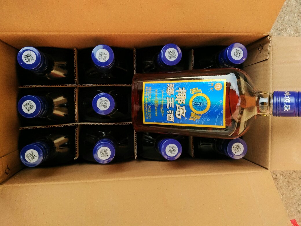 海王酒好入口,味道跟劲酒差不多但比劲酒要甜一点。价位上不如优惠后159¥的5升大桶装。胜在瓶装方便。送的赠品抱龙山黄酒味道还行比一般黄酒爽口一点。单买是不会买的。只是本来打算送人结果箱子送来就是烂了个口,莫非就是包装有瑕疵才免费送?!