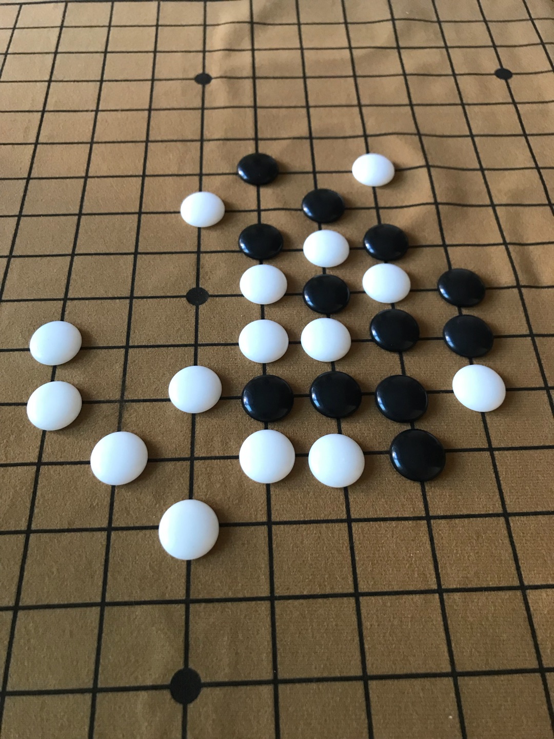 棋子很好,就是棋盘有味道,但我妈说只有真皮的才会有味
