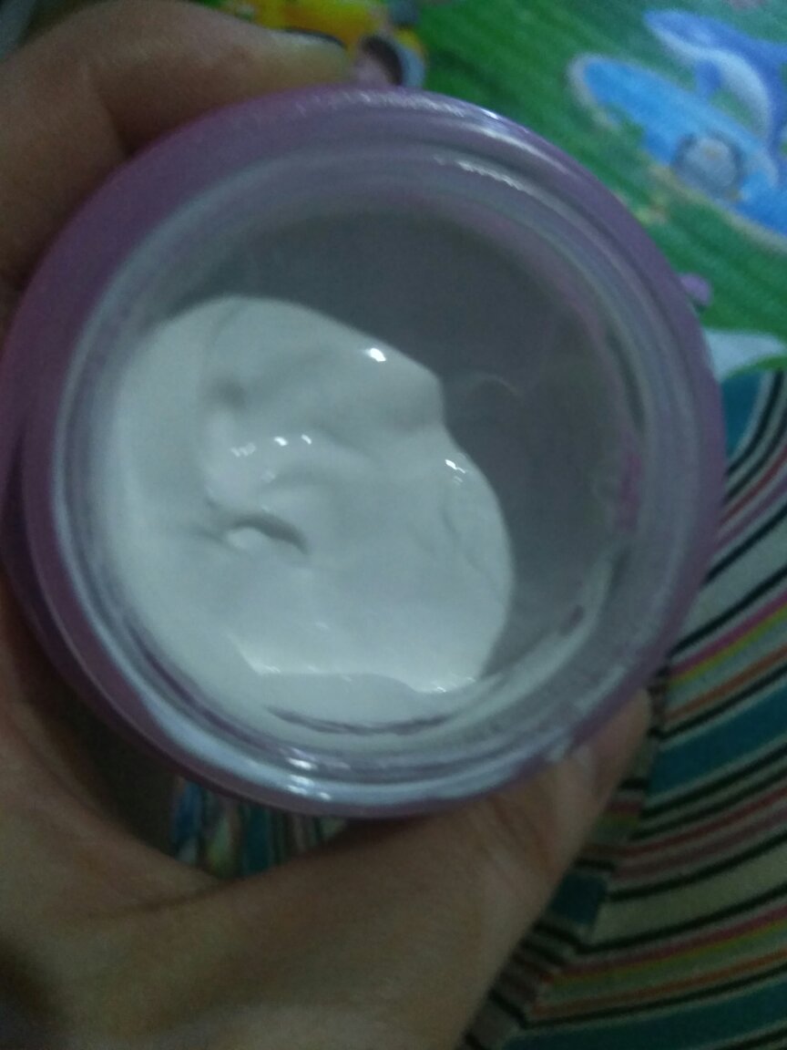 可能是因为我是油性皮肤的关系感觉涂在脸上油腻腻的,但很容易涂匀。会脱妆,但不会花