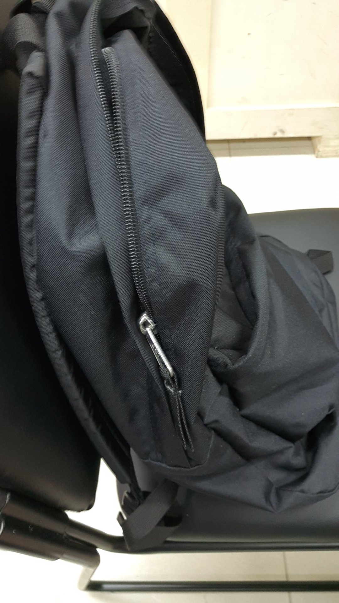 不错,轻薄,就是没有电脑夹层有点y遗憾。