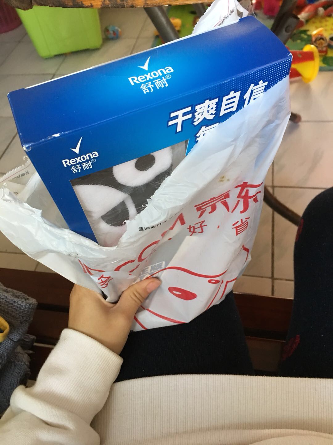 包装连箱子都省了,袋子好歹也用不透明的袋子吧,而且连口都没封!东西还不错
