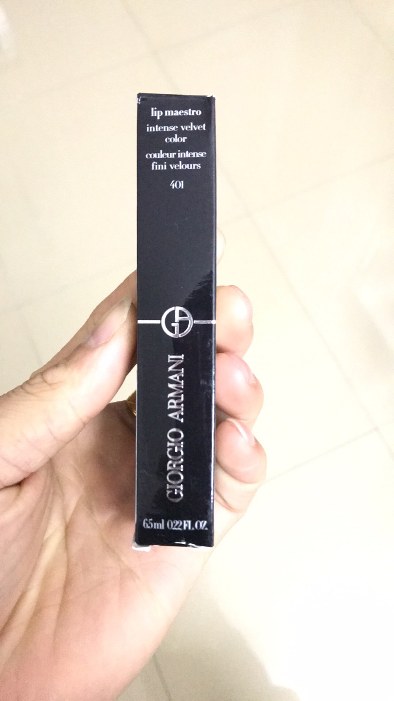颜色偏橙色,不够红,不过很亮,送给老婆的,很喜欢这颜色!!