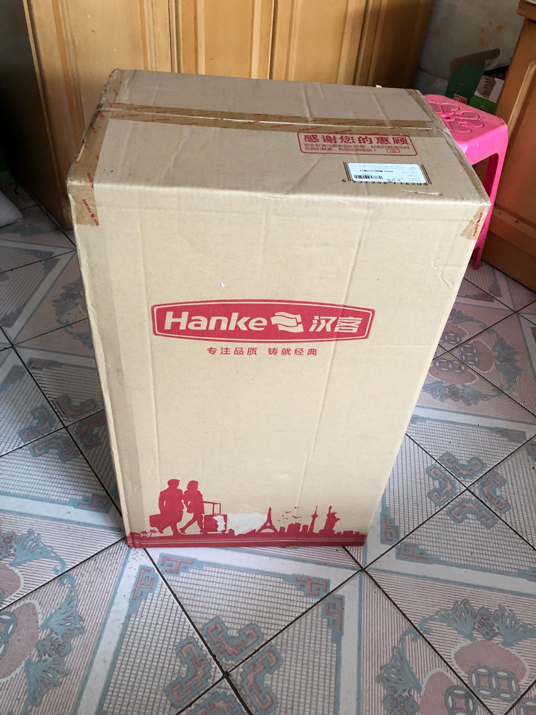 箱子个感觉很好,第一次购买这种强品,感觉质量很好,超极喜欢,材质很好,尤其是外测的兜,很是喜欢,能否结实耐用,那看用了之后再评价了。总之这是不错的购物!满意,尤其是物流,昨天下单,今天到货!