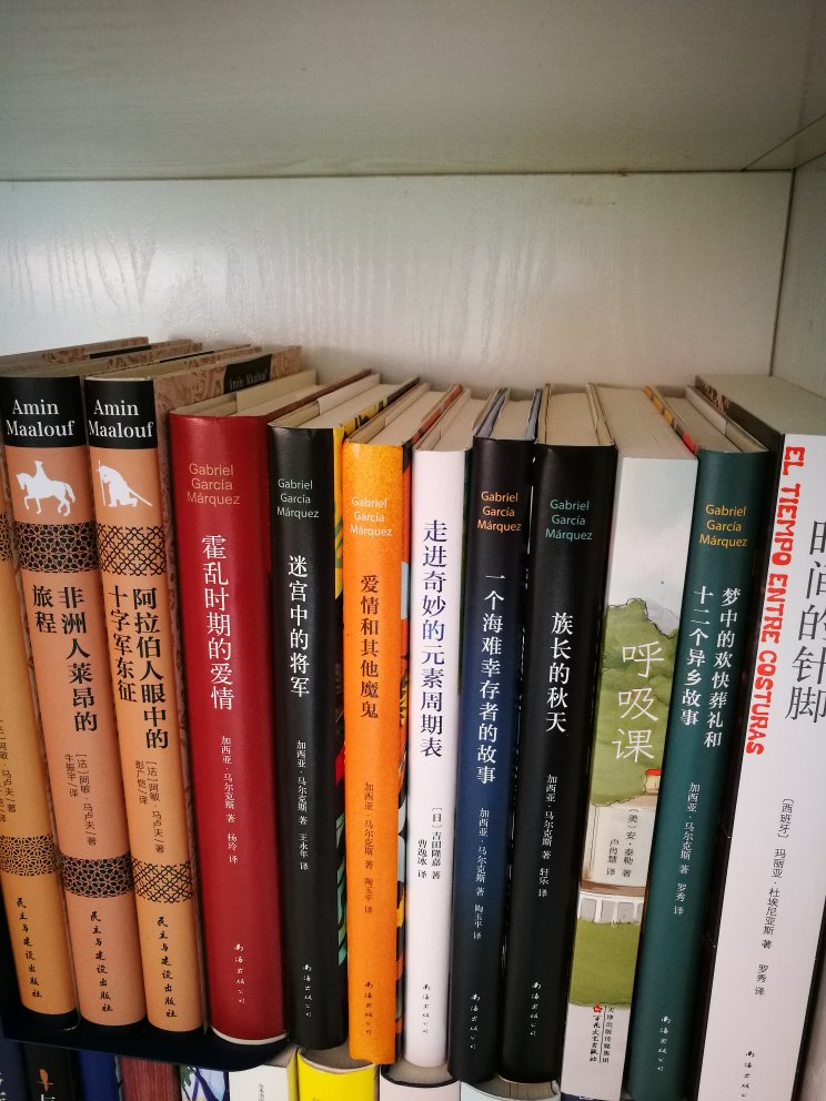 对全卷望而生畏的人,可以先看看这个精华本,看完一定会燃起阅读这部杰作全本的欲望。普鲁斯特不仅是文字的大师,也是思维的大师!每一场景的描写细腻中见宏伟,对人对事的叙述简明深刻,读来犹如漫步时光的长廊,沿途无数图画和塑像,它们蕴含一股精神感染人,它们的内容又让你体会到庸俗冗长的生活可以具有生动的美的魅力。最最重要的是,你可以从中阅读到自己,许许多多的文段让人感觉就是在描写自己,勾起你的回忆,促使你重构过去。这部杰作能让你体会到真正的文学艺术能够通过恰当地拮取和安排生活的片段,把平常的东西提炼出辉煌的诗意。