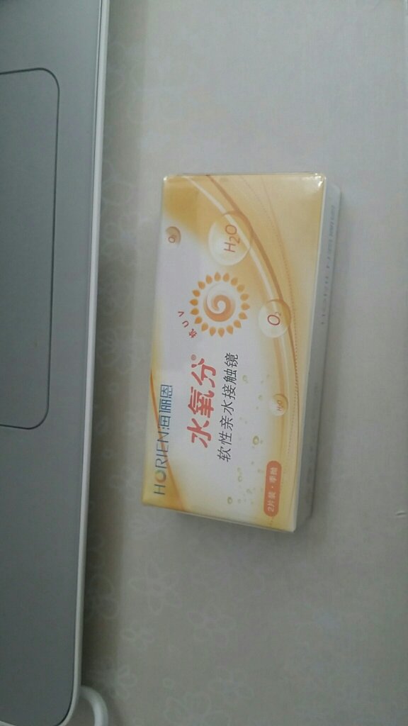第一次戴隐形眼镜感觉挺不错的