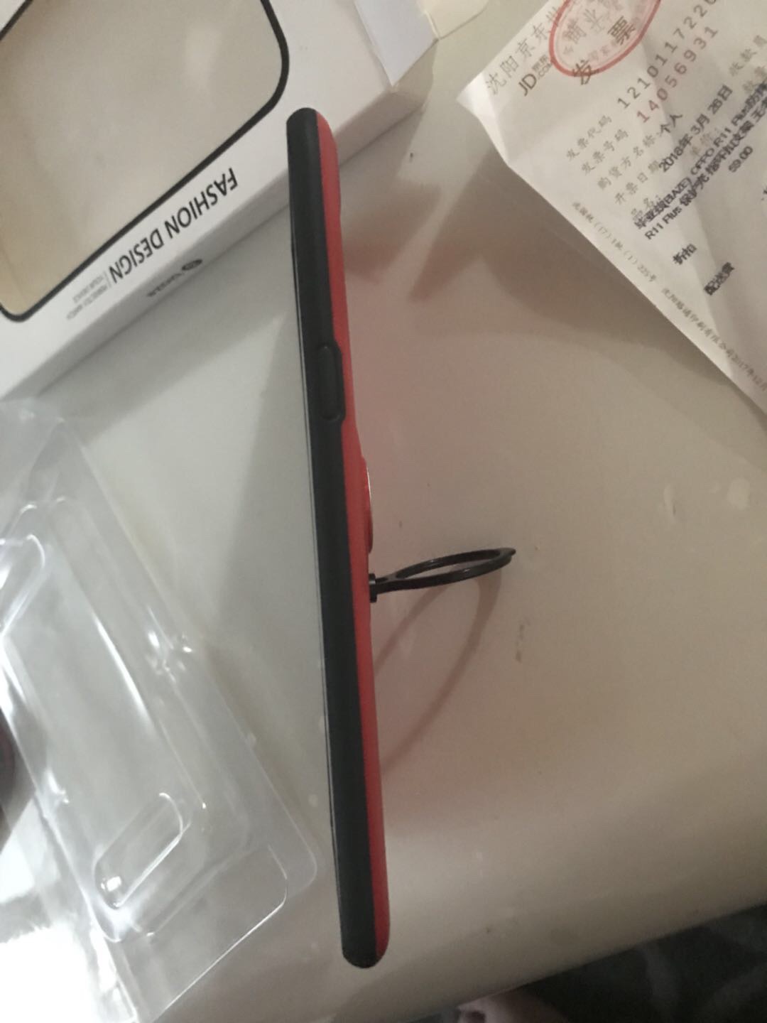 百分百满意 自营就是迅速 昨天订的 今天就收到了 把手机放进去 不厚重 颜色比较正 如果边也是红色就更合我意了 哈哈 暂时不知道磁石好不好用 因为木有车 等朋友的到了 试试再评价