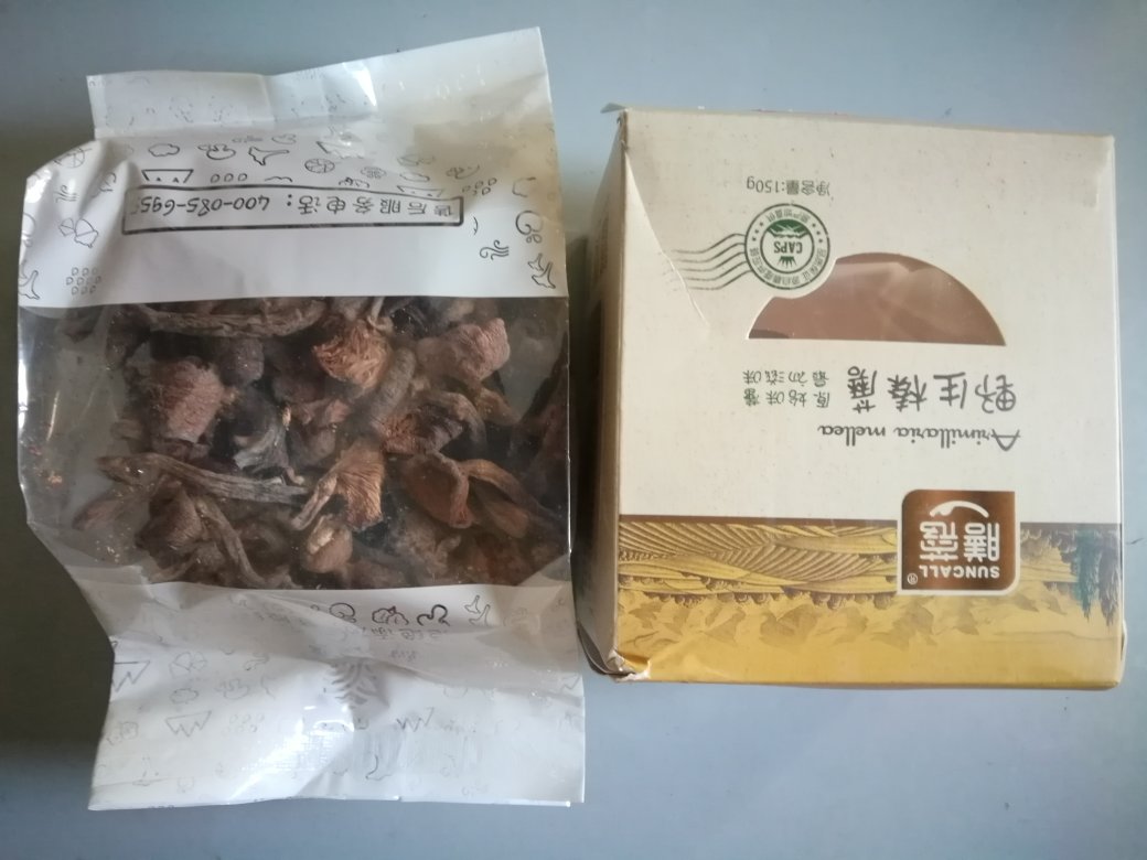 榛蘑干净个整,蘑多杆少好清洗。做小鸡炖榛蘑,嫩鲜香。