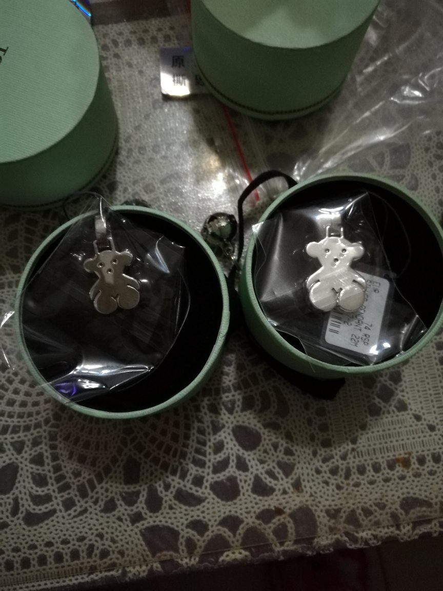 小熊吊坠很小巧可爱,设计别致,做工精细,和图片一样,买了一大一小两个,小盒子也非常可爱,还带个小铃铛,女儿很喜欢