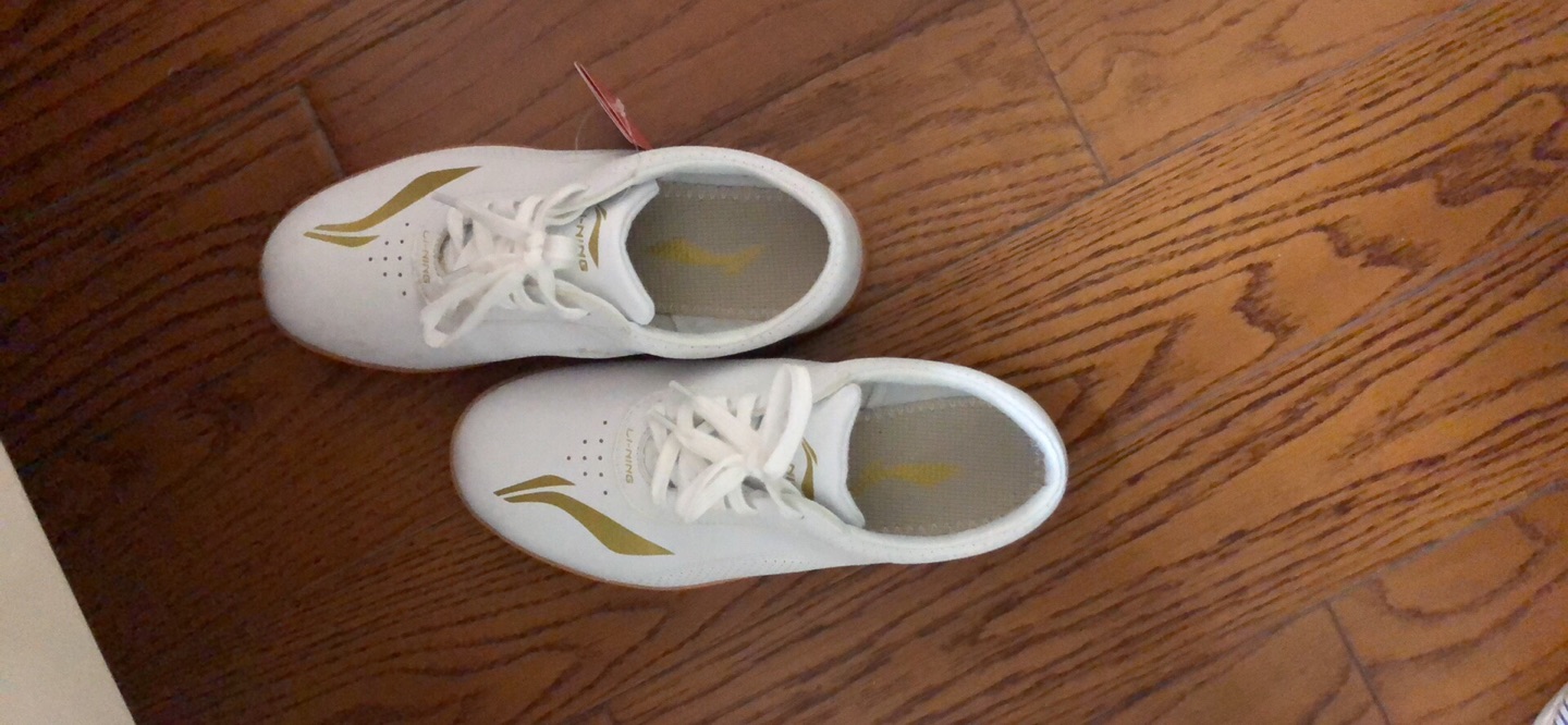 皮鞋穿39码这个40码穿上去也刚好踩着还蛮稳的应该还可以吧好歹是品牌的