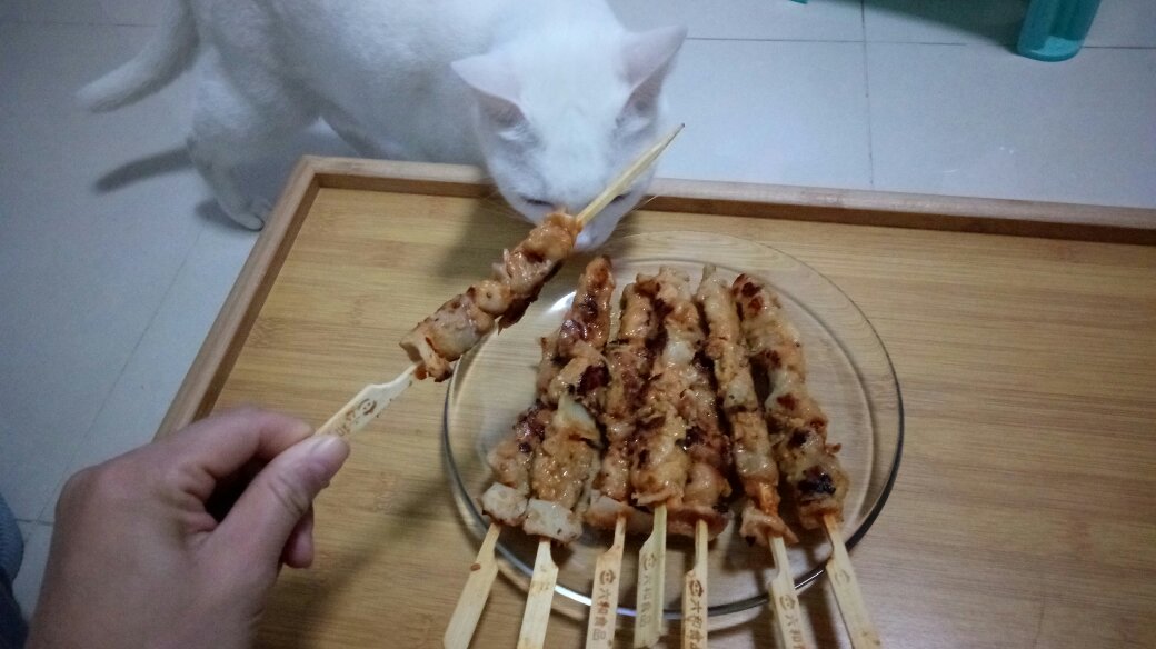 在家轻轻松松玩烧烤了,?不粘锅煎熟,烤箱烤,微波炉叮娃哈哈?就是有点儿咸,配上小酒是极好的?