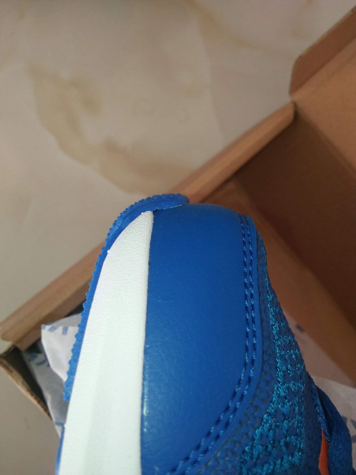 一次买两双,有一只鞋前面胶粘的有一点不好,本来以为自营商品更好,都差不多,送朋友小孩一双,连个手提袋都没有,也太节约了