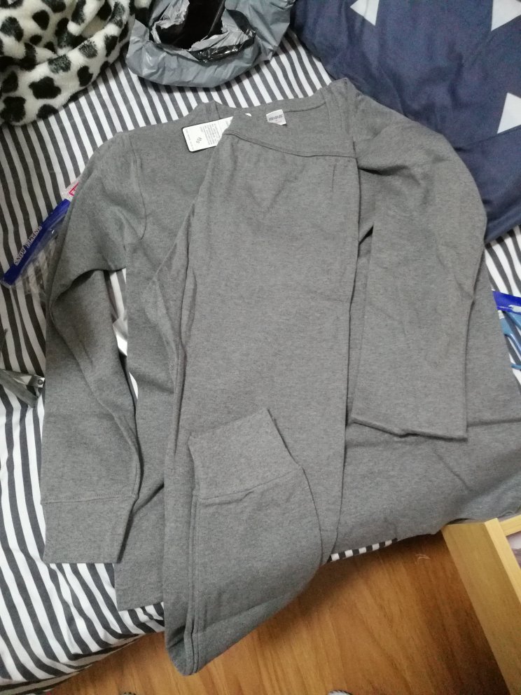 衣服是棉质的,非常舒服,质量也挺好。