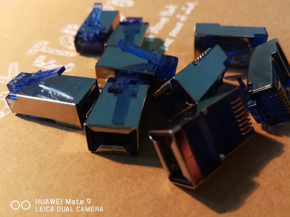 和普通水晶头在制作上没有太大区别,普通网线钳可以搞定。做工还行。
