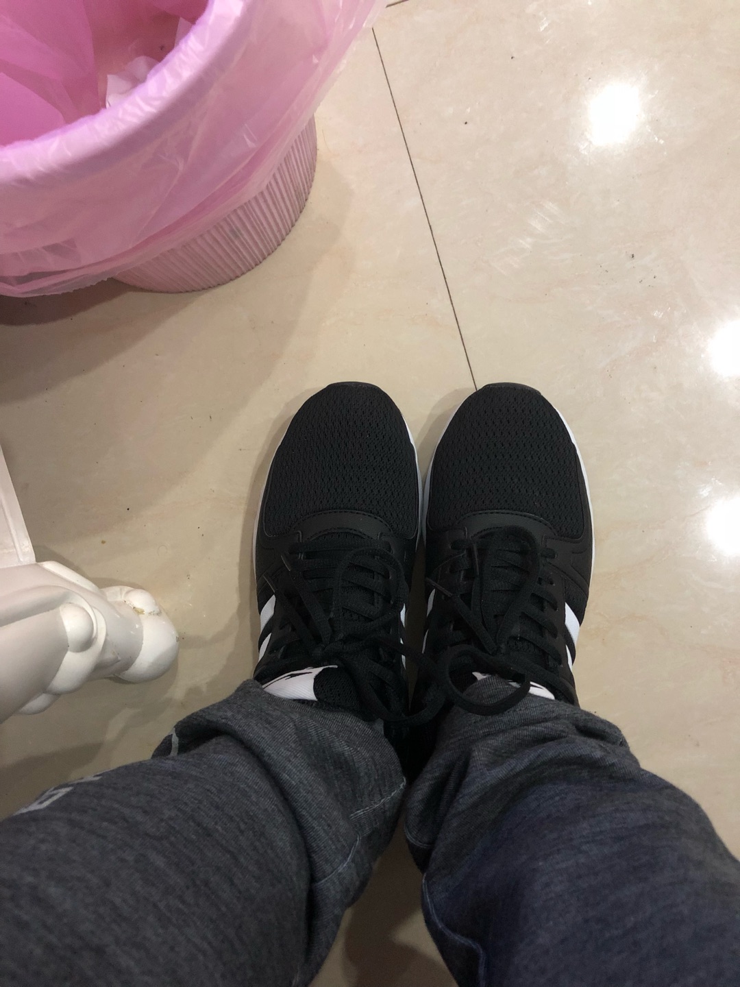 做工一般吧,脚宽的人不建议买,,鞋码还正常,穿着也舒服