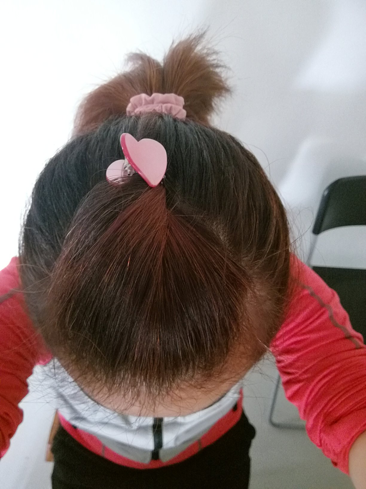 我这发量一瓶不够,自己没染好,颜色其实不错,味道不大,很容易清洗,蘸到皮肤上也容易洗。下次最好是买两瓶,到美发店染!