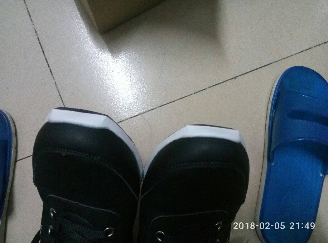 就是快 速度没得说 鞋子也不错 唯一不足的就是鞋垫下面是硬纸板 单凭这就扣分的 鞋头这样我也是醉了 不过这价钱也还可以了 也算值了