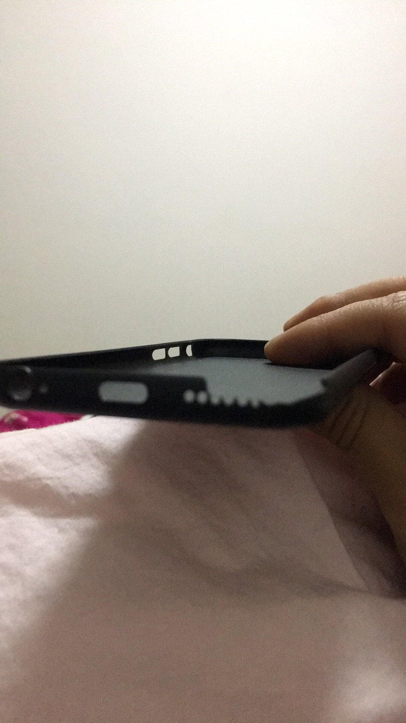 我承认背面那个不确定是不是碳纤,但是几十块钱的手机壳还没用完过年就熄火了,才20多天,仅仅是掉地上一下,而且是坐着掉的,新高度我不说了,你们可以脑补,我9.9包邮的手机壳现在都没坏。我从不给差评,第一次,那么大的品牌,能不能产品上市前走点心?不得不说背面质感不错,周围包边质量非常糟糕。塑料感太脆,损坏的几率很大很大很大。试问掉地上就碎了,如何保护我的爱机?仅仅个人的看法和观点。也是给后面的卖家作参考