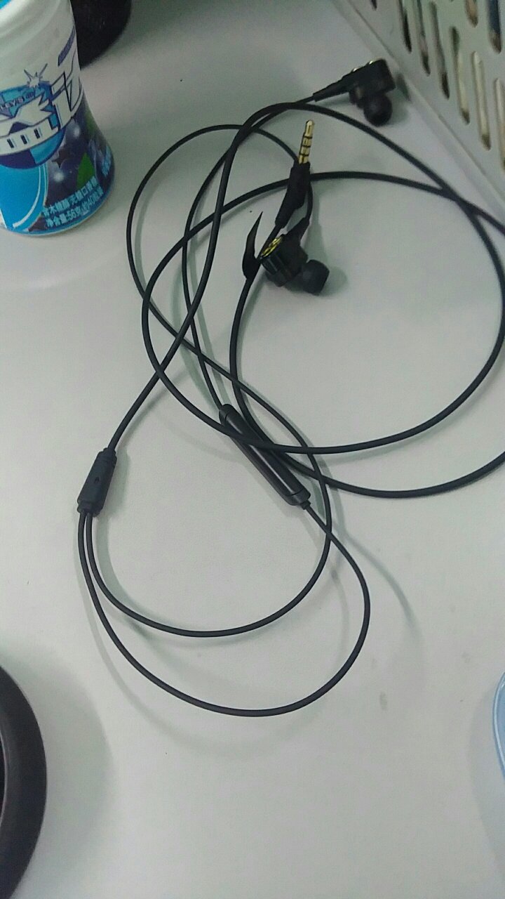 物流很快,对最满意的就是自营的物流了。耳机听着觉得不如买手机时带的耳机,过几天再看看吧,说明书上说要煲。