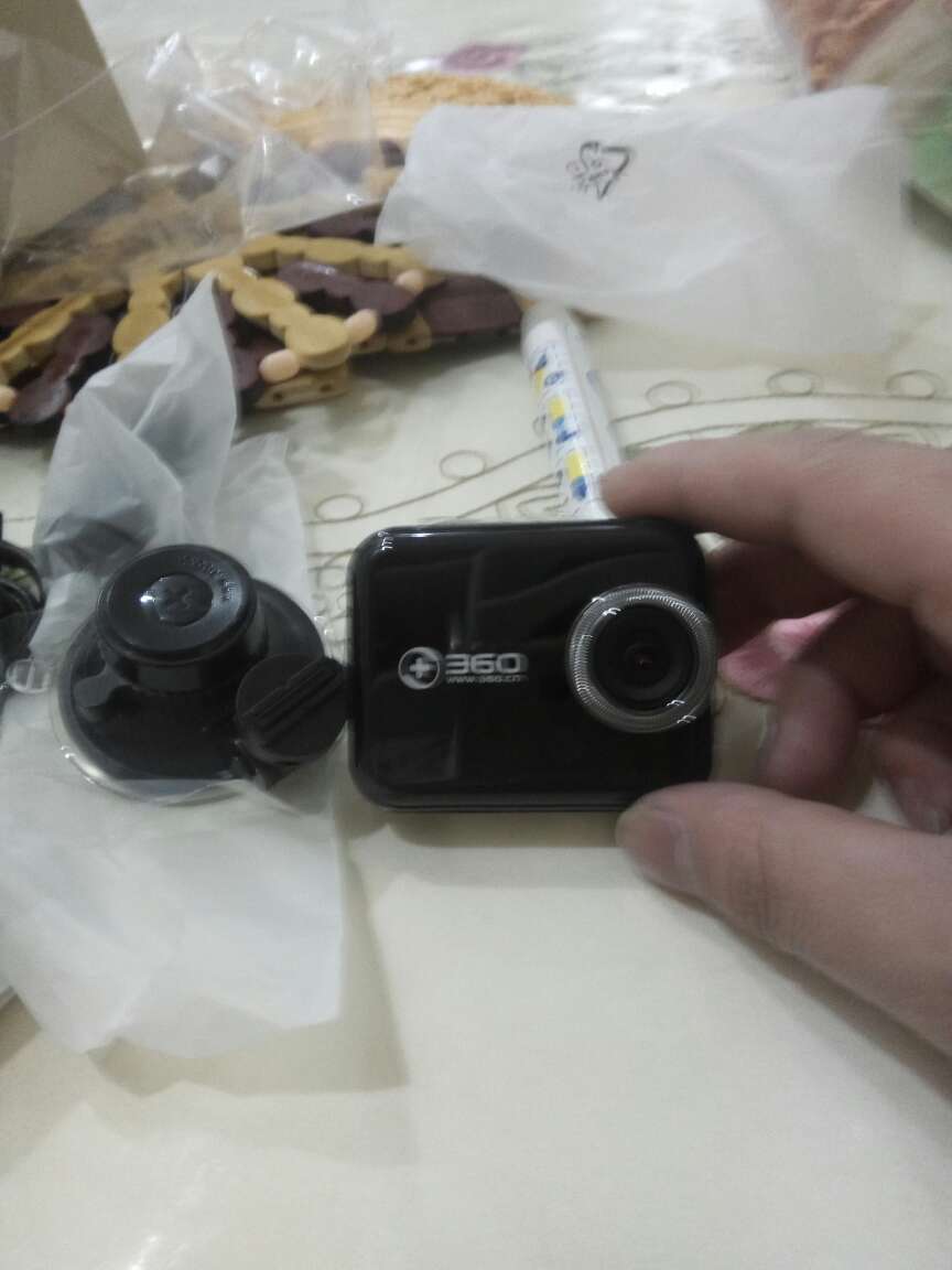 这个记录仪关注很久了,拿到手后第一时间装上使用了,效果很好,视频很清晰。