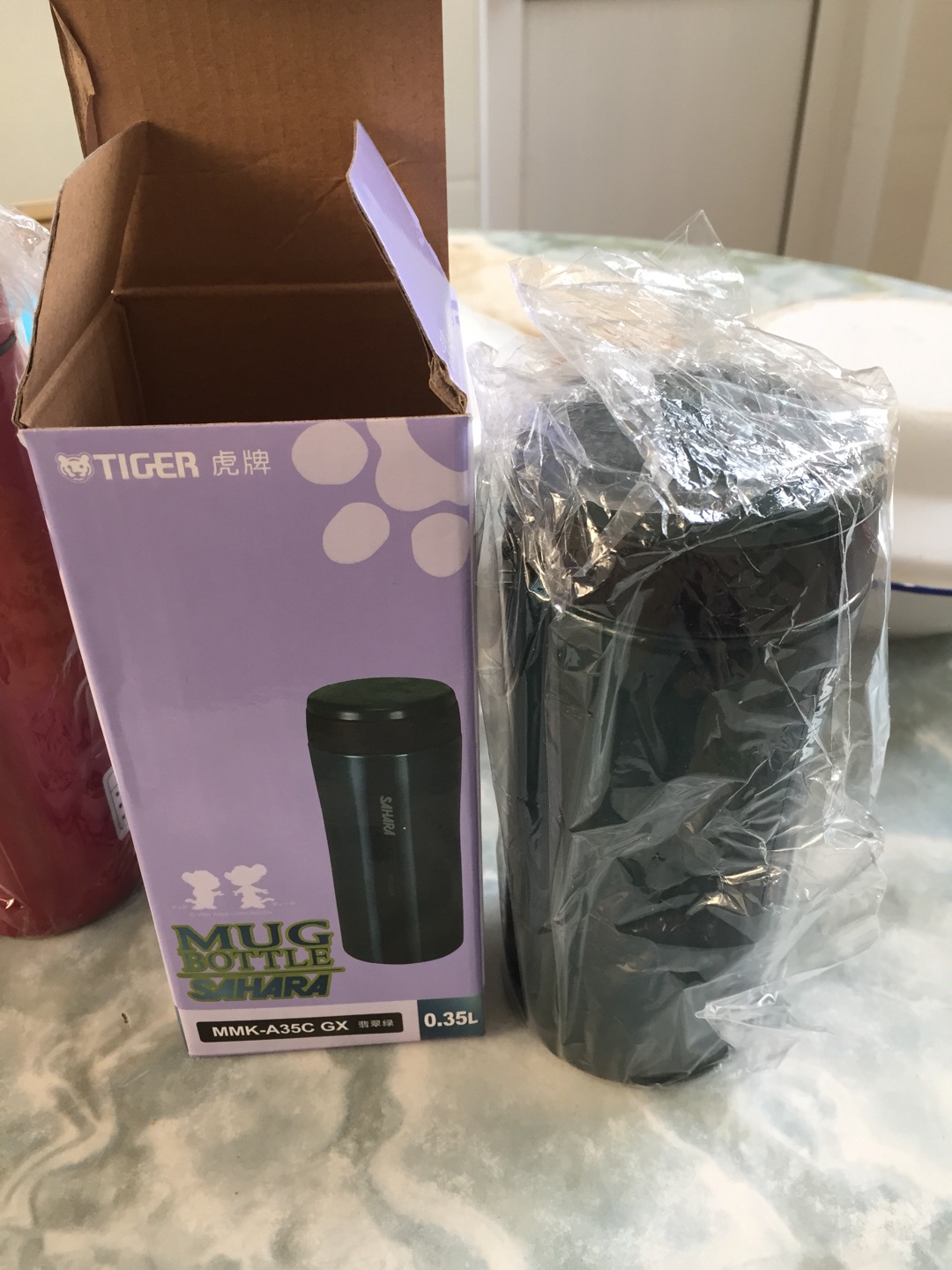 第一次用虎牌的保温杯,试了保温很好,希望耐用,就是杯盖拧好后跟杯深不在一个水平线,但是也不漏,应该没问题