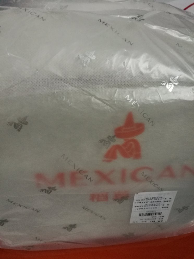 包包颜色很正,很小巧,装不了太多东西,背后没有小包不好放卡。