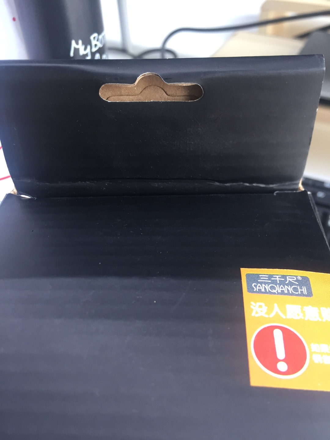收货一看,大失所望,肯定是二次销售的,标签粘口处都被撕开了!!!特麻这么贵买个这玩意?要不是着急用,怎么也的退货了。奇葩的是,竟然卡不进去,一看网友的回答,还得用刀子削去一点,,这是个多嘛奇葩的工艺呢