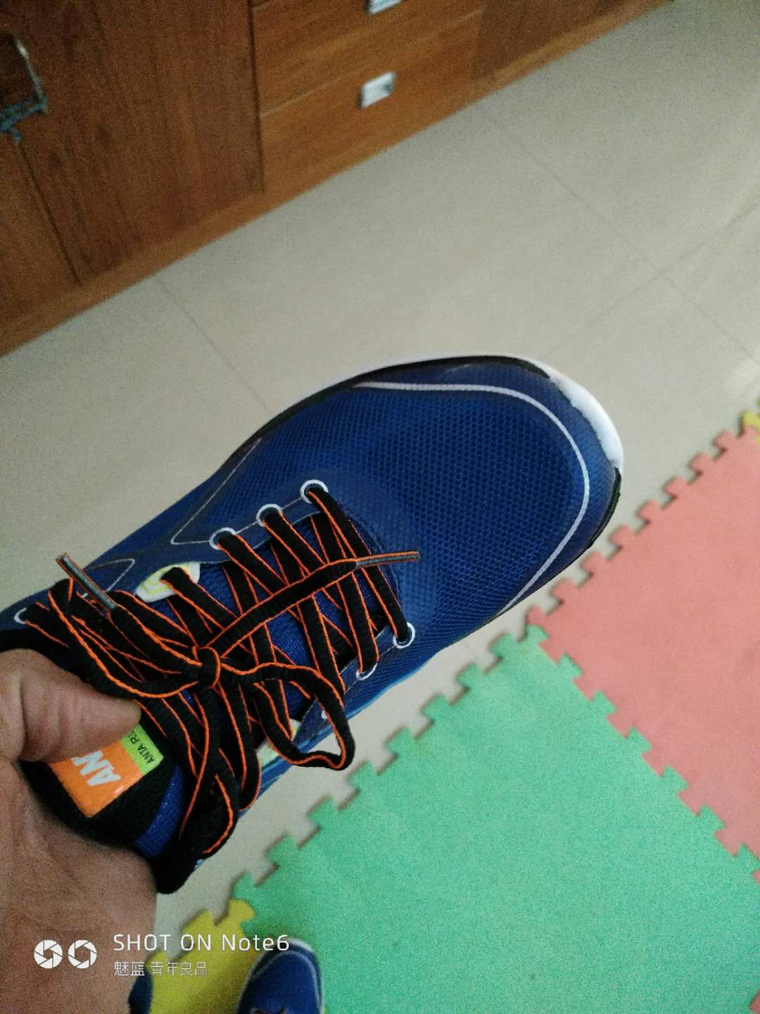 价格合理,鞋底平时走路一般,跑步时缓震很舒服。刚拿到时看到实物不太喜欢,后来想想刘*东对员工好,也做了很多善事,当支持下算了。现在觉得还不错。