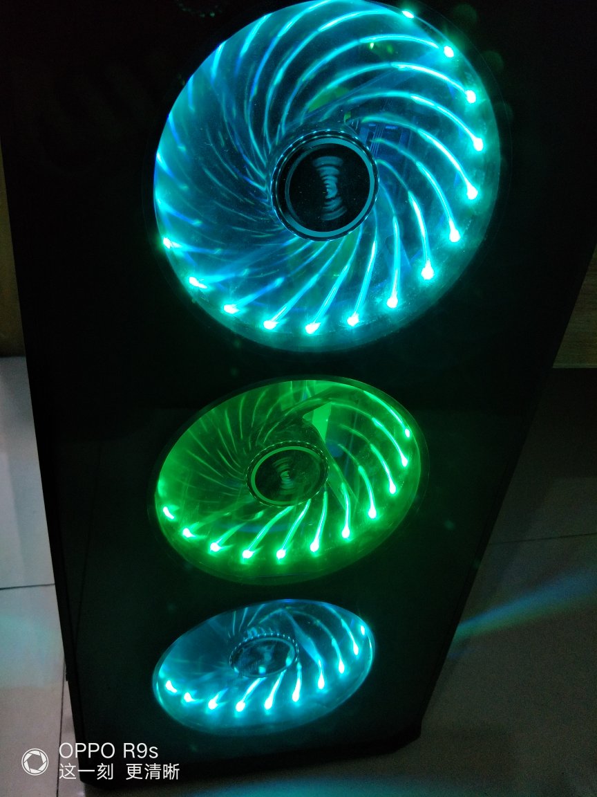 机箱的用材很不错,机箱很重,主要重量来自余三块玻璃,左右和前面,其实我觉得走线的那一面没有必要用玻璃,用金属的还好一些,如果背线走得不好很影响美感(机箱走背线很轻松,这一点值得点赞)玻璃挺厚的,而且全部都有保护膜,而且左右两块大玻璃还是两面都贴了保护膜。机箱的空间很大,支持的冷排尺寸也多,这点真的很满意。我希望机箱加入LED的关闭按钮,有时候晚上挂机下点东西感觉真没必要开灯,刺眼。不过机箱上可以直接调节风扇的转速这点还是不错。有一点我要调侃一下,这机箱的风扇好像真的有点问题,我看别人说这机箱风扇噪音大,这点我没碰到过。不过我才用了2天,中间哪个风扇就出问题了,灯和另外两个灯的颜色不匹配,很难看。而且有几个颜色不亮。除了这风扇以外,其余都很满意。还有一点,机箱的防尘做得很好,机箱上面的U接口很丰富,还有音频接口,所有的这些接口都配了防尘塞