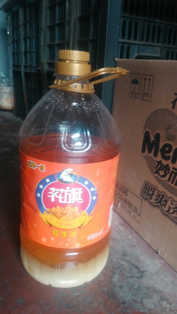 油颜色偏红,吃起来没一点儿花生油的味道!!