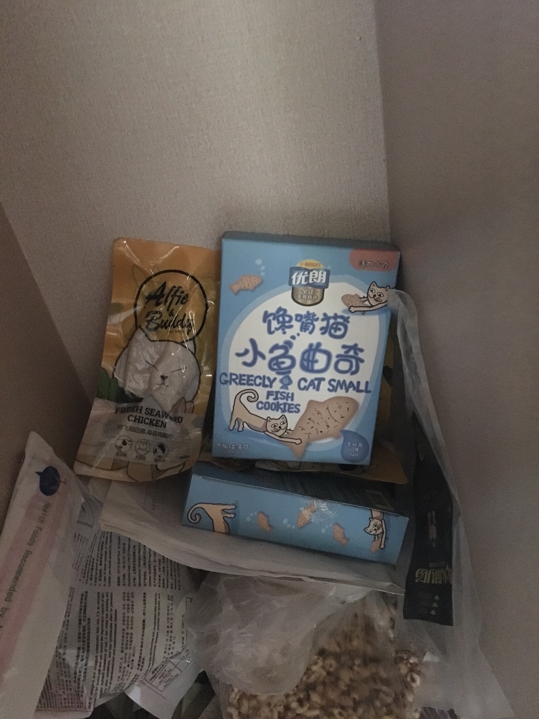 我家猫嘛,特别喜欢吃小饼干,而且吃过好多牌子的小饼干,这款饼干包装特别好,里面是几个小包装的,方便
