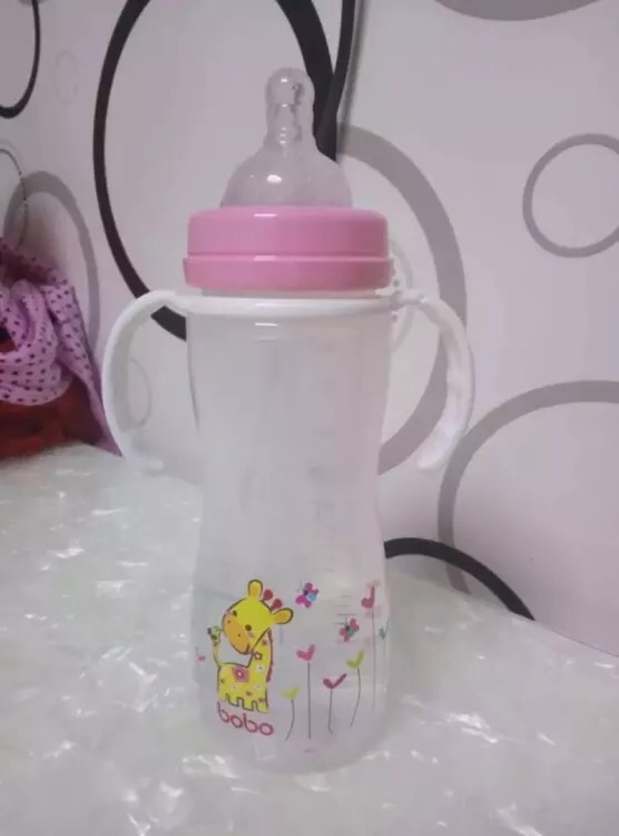 波波香港品牌,我给姑娘用第二个这样的奶瓶了,用着特别好,但是用时间长就得换一个