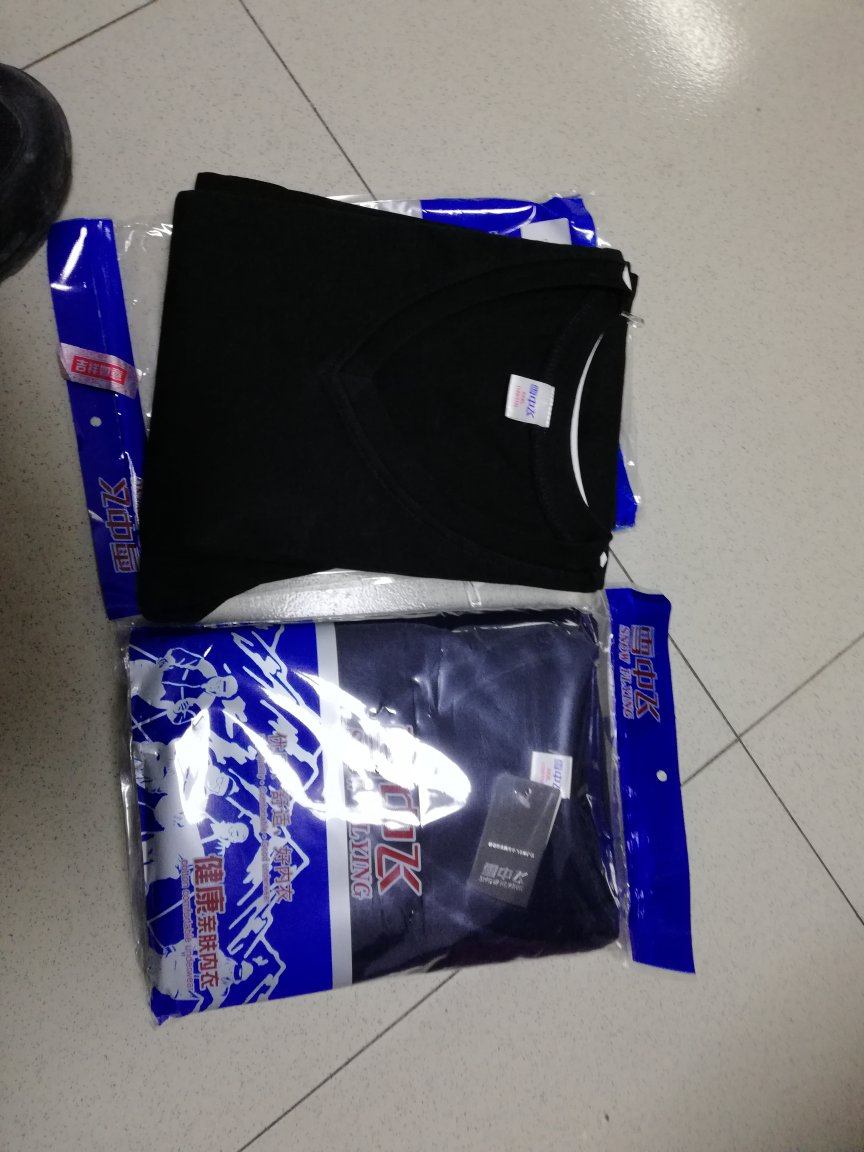 衣服很修身,很保暖。老牌子值得信赖。